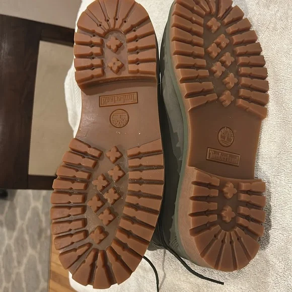 Timberland Green Boots with Gold Details - Picture 8 of 9